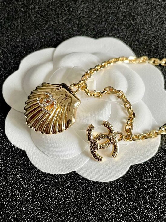 Chanel Shell Necklace - Picture 7 of 8